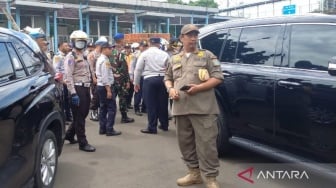 Personel Gabungan Tindak 11 Kendaraan yang Parkir Liar di Jakarta Timur