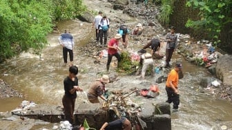 Bersih-bersih Sungai di Kawasan Puncak, DLH Cianjur Angkut 20 Ton Sampah dari Tiga Titik