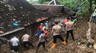 TNI dan Polri Bahu-membahu Pasca Banjir dan Longsor di Desa Plesan Sukoharjo