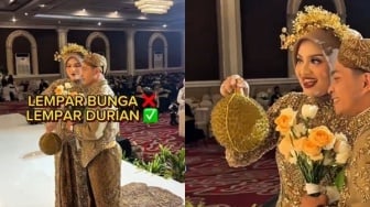 Viral Pengantin Ubah Tradisi Lempar Bunga Jadi Lempar Durian, Netizen Ngamuk vs Ngakak