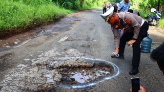 Awas Lubang! Polresta Bandar Lampung Tandai Jalan Rusak Pakai Cat Semprot