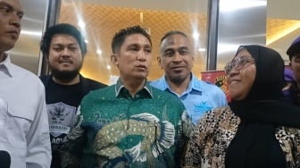 Hotman Paris Sakit di Singapura, Reaksi Firdaus Oiwobo Mengejutkan!