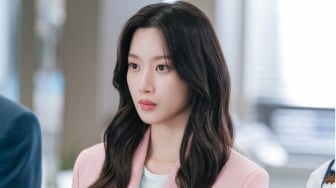 4 Ide Office Look ala Moon Ga Young di My Dearest Nemesis, Wajib Dicoba!