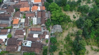 Foto udara banjir merendam Desa Tempel, Krian, Sidoarjo, Jawa Timur, Kamis (27/2/2025). [ANTARA FOTO/Umarul Faruq/nym]