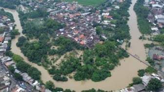 Foto udara banjir merendam Desa Tempel, Krian, Sidoarjo, Jawa Timur, Kamis (27/2/2025). [ANTARA FOTO/Umarul Faruq/nym]