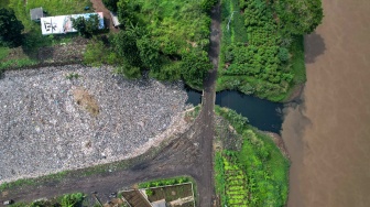 Foto udara sampah yang menumpuk di Sungai Citarum Lama di Cicukang, Margaasih, Kabupaten Bandung, Jawa Barat, Kamis (27/2/2025). [ANTARA FOTO/Raisan Al Farisi/foc]