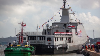 Sejumlah pekerja meluncurkan Kapal Korvet KRI Bung Hatta-370 di galangan PT Karimun Anugrah Sejati Batam, Kepulauan Riau, Kamis (27/2/2025). [ANTARA FOTO/Teguh Prihatna/foc]