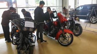 Petugas menampilkan barang sitaan korupsi berupa motor mewah yang ada di Rumah Penyimpanan Benda Sitaan dan Barang Rampasan (Rupbasan) KPK di Jakarta Timur, Kamis (27/2/2025). [Suara.com/Alfian Winanto]