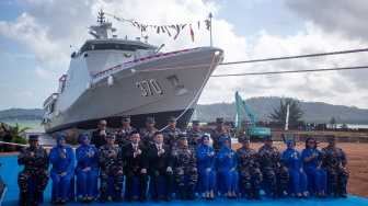 Kepala Staf Angkatan Laut (KSAL) Laksamana TNI Muhammad Ali (tengah) berfoto bersama dengan jajaran TNI AL saat peluncuran Kapal Korvet KRI Bung Hatta-370 di galangan PT Karimun Anugrah Sejati Batam, Kepulauan Riau, Kamis (27/2/2025). [ANTARA FOTO/Teguh Prihatna/foc]