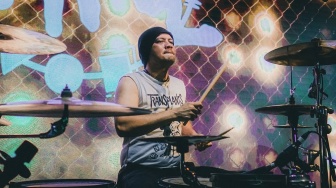 Beda Dari yang Lain, Eno NTRL Kritik Pertamax Oplosan Lewat Drum Cover Lagu Sukatani Bayar Bayar Bayar