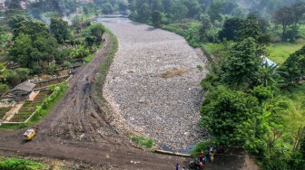 Foto udara sampah yang menumpuk di Sungai Citarum Lama di Cicukang, Margaasih, Kabupaten Bandung, Jawa Barat, Kamis (27/2/2025). [ANTARA FOTO/Raisan Al Farisi/foc]