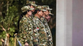 Presiden Prabowo Subianto (tengah) bersama Presiden ke-6 Susilo Bambang Yudhoyono (kedua kiri), Presiden ke-7 Joko Widodo (kedua kanan), Ketua DPR RI Puan Maharani (kiri) dan Menko Perekonomian Airlangga Hartarto (kanan) Berbaris saat parade senja di Lapangan Pancasila Akademi Militer Magelang, Jawa Tengah, Kamis (27/2/2025). [Tim Media Presiden]