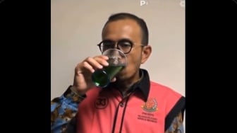 Tampangnya Viral usai Bikin Konsumen Pertamax Sakit Hati, Muncul Video Editan Riva Siahaan Minum Cairan "Pertalite"