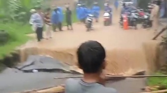 Jalan Citeureup-Sukamakmur Amblas Diterjang Banjir, Akses Lumpuh