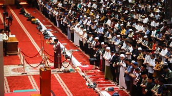 Umat Islam melaksanakan ibadah Salat Tarawih di Masjid Istiqlal, Jakarta, Jumat (28/2/2025). [Suara.com/Alfian Winanto]