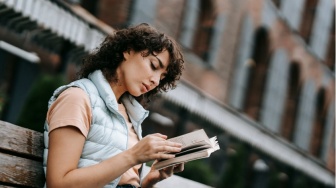 Silent Reading vs. Reading Aloud: Dua Metode Berbeda, Mana yang Efektif?