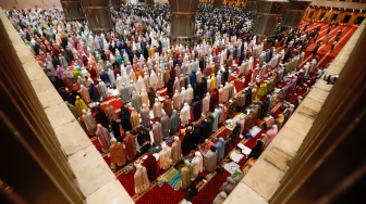 Umat Islam melaksanakan ibadah Salat Tarawih di Masjid Istiqlal, Jakarta, Jumat (28/2/2025). [Suara.com/Alfian Winanto]