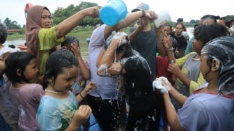 Tradisi 'Keramas Bareng' di Sungai Cisadane Jelang Ramadhan di Tangerang