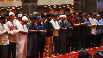 Umat Islam melaksanakan ibadah Salat Tarawih di Masjid Istiqlal, Jakarta, Jumat (28/2/2025). [Suara.com/Alfian Winanto]