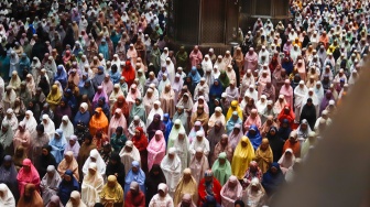 Umat Islam melaksanakan ibadah Salat Tarawih di Masjid Istiqlal, Jakarta, Jumat (28/2/2025). [Suara.com/Alfian Winanto]