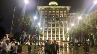 Umat Islam berjalan keluar usai melaksanakan ibadah Salat Tarawih di Masjid Istiqlal, Jakarta, Jumat (28/2/2025). [Suara.com/Alfian Winanto]