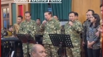 Dari Rival Jadi Sahabat? Prabowo, SBY, Jokowi Asyik Karaokean Pakai Seragam Komcad