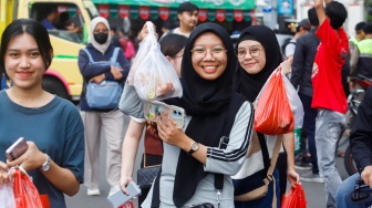 Warga membeli makanan yang dijual di Bazar Takjil, Bendungan Hilir, Jakarta, Senin (3/3/2025). [Suara.com/Alfian Winanto]
