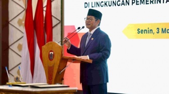 Lantik Guru Saat Hari Pertama Kerja Usai Retret, Pramono Teringat Sang Ayah