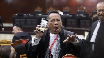 Hotman Paris Ungkap Kebiasaan Bawa Uang Cash di Kantong Celana, Alasannya Bikin Takjub