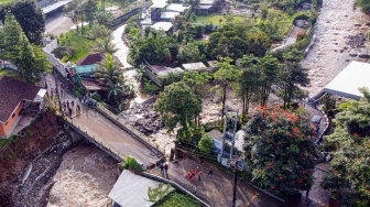 Foto udara kondisi jembatan Ciliwung yang putus akibat meluapnya sungai Ciliwung di Desa Jogjogan, Cisarua, Kabupaten Bogor, Jawa Barat, Senin (3/3/2025). [ANTARA FOTO/Yulius Satria Wijaya/YU]