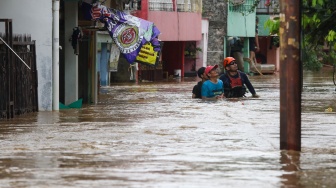 Banjir Makin Menggila! 105 RT dan 5 Jalan di Jakarta Kini Terendam Air