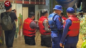 Banjir Kepung Kampung Melayu, 38 RT Terendam!