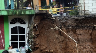 Kondisi rumah di bantaran sungai Ciliwung yang terdampak banjir bandang di Kampung Pensiunan, Desa Tugu Selatan, Cisarua, Kabupaten Bogor, Jawa Barat, Senin (3/3/2025). [ANTARA FOTO/Yulius Satria Wijaya/YU]