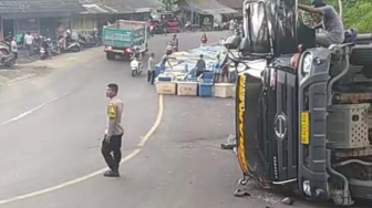 Tak Kuat Menanjak, Truk Bermuatan Udang Terguling di Tanjakan Baeud Sukabumi