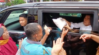 Ngabuburit Keliling Kota Solo, Ini Momen Jokowi Bagikan Beras dan Amplop ke Warga