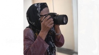 DOSS Megastore Ratu Plaza Berikan Kamera Kepada Fotografer Berusia 90 Tahun, Komunitas Fotografi Silakan ke Sini