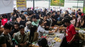 Warga berdesakan untuk membeli makanan yang dijual di Bazar Takjil, Bendungan Hilir, Jakarta, Senin (3/3/2025). [Suara.com/Alfian Winanto]