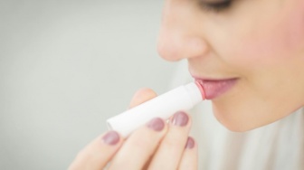 Ampuh Selamatkan Bibir Kering, Bolehkah Pakai Lip Balm saat Puasa Ramadan?