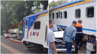 Detik-Detik LCGC Tertabrak Kereta di Solo, Netizen: Punya Mobil tapi Nggak Punya...