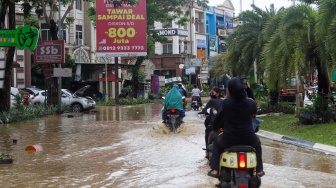 Suasana kawasan elit Grand Galaxy City yang terendam banjir di Kota Bekasi, Jawa Barat, Selasa (4/3/2025). [Suara.com/Alfian Winanto]