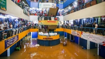 Suasana aktivitas jual beli saat banjir di pasar Cipulir, Jakarta Selatan, Selasa (4/3/2025). [ANTARA FOTO/Muhammad Iqbal/agr]