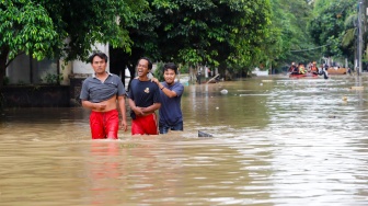 Suasana kawasan elit Grand Galaxy City yang terendam banjir di Kota Bekasi, Jawa Barat, Selasa (4/3/2025). [Suara.com/Alfian Winanto]