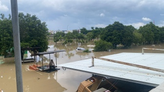 Cerita Pekerja Ungkap Detik-detik Air Banjir Terjang Mega Mal Bekasi, Pengunjung Panik Berlarian!