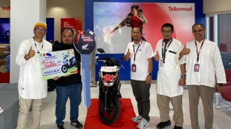 Telkomsel Serahkan Hadiah Motor kepada Pemenang Program Poin Gembira di Sumut dan Aceh