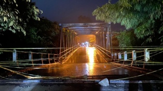 Jembatan Cicangor di Jalan Badami-Loji Karawang Amblas, Kendaraan Roda Empat Maupun Roda Dua Tak Bisa Lewat