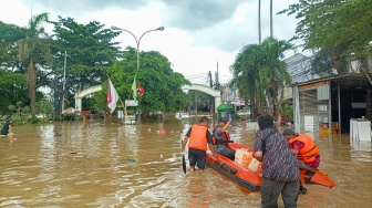 Petugas SAR menyiapkan perahu untuk evakuasi warga yang terendam banjir di Kawasan Grand Galaxy City, Kota Bekasi, Jawa Barat, Selasa (4/3/2025). [Suara.com/Alfian Winanto]