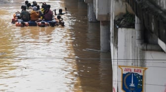 Perahu Karet Terbalik saat Evakuasi, Bocah di Tebet Hanyut Terbawa Arus Deras Banjir