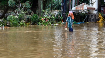 Suasana kawasan elit Grand Galaxy City yang terendam banjir di Kota Bekasi, Jawa Barat, Selasa (4/3/2025). [Suara.com/Alfian Winanto]