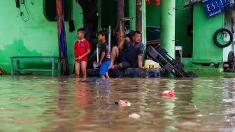 Suasana kawasan elit Grand Galaxy City yang terendam banjir di Kota Bekasi, Jawa Barat, Selasa (4/3/2025). [Suara.com/Alfian Winanto]