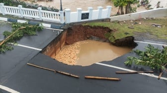 Kondisi jembatan yang amblas di kawasan perumahan Kemang Pratama, Bekasi, Jawa Barat, Selasa (4/3/2025). [Suara.com/Alfian Winanto]